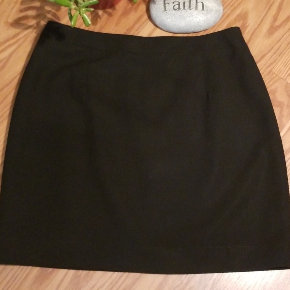 Tahari little black skirt 8